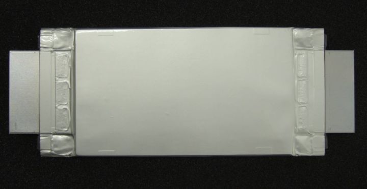 東芝公布的充電機充電鋰電池 50Ah 原型產品圖