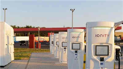 澳洲企業推出超快速大功率充電機充電技術能否超越特斯拉？    日前，澳大利亞一家名為Tritium的充電機充電樁供應商推出了功能強大、先進的電動汽車充電機充電器——Veefil-PK直流大功率充電機充電系統（high power charging，HPC），充電機充電10min即可為電動汽車增加350km的續航里程，而且該充電機充電器還可以拓展到475kW，以確保適合將來的衍生使用量。   當前，電動汽車的續航里程越來越長，電池容量也越來越大。動力電池技術尚未取得革命性突破，通過增加電池容量解決里程焦慮的進展仍比較慢。因此，雖說電動汽車續航能力得到了提升，但最顯著的問題就是充電機充電時間變長了。對于電動汽車來說，尤其高續航力的電動汽車，能夠快速地充電機充電甚至在短時間內充滿電已成為迫在眉睫的需求。  從新能源汽車供應商角度出發，搭載更大功率的快充技術是提升產品競爭力的關鍵因素?；诖耍铝τ谘邪l制造豪華電動汽車的特斯拉，自誕生之日起就積極研發超級快充技術，其Model S和X車型使用超級充電機充電樁（Supercharger V2）的最大充電機充電功率為145kW（此前為120kW），遠遠高于普通快充充電機充電功率，這無疑已成為量產電動汽車中充電機充電速度最快的行業標桿。   近年來，特斯拉、保時捷、北汽新能源等眾多國內外車企和供應商都在積極研發超級快充技術。據有關車企發布的數據：特斯拉的SuperchargerV3，充電機充電峰值最大功率可達250kW，5min可續航120km；北汽新能源車載最新超級快充技術，可在700V的高壓下實現最大充電機充電功率280kW，10min續航300km；保時捷Mission E的快充系統最大充電機充電功率可達350kW，4min續航100km。  當前，全球的研發范圍多聚焦200~500kW，其中350kW和500kW大功率快充技術已成為各國車企和供應商研究的熱點。早在2016年，寶馬、戴姆勒聯合大眾、福特等歐美一線車企成立了IONITY，在歐洲積極推進充電機充電基礎設施的建設，并計劃在歐洲主要路線周圍鋪設400座350kW的超級充電機充電樁；2019年底，特斯拉宣布已在中國建立了300座超級充電機充電站，其在全球范圍內運營的超級充電機充電站超過了1604座。  據了解，電動汽車充電機充電速度快不快，關鍵還要看充電機充電功率。電動汽車使用交流電的家用充電機充電樁充電機充電功率多在10kW以內，為慢充；使用直流電50~60kW左右功率進行充電機充電的系統，為快充。目前，國內電動汽車支持的直流快充技術充電機充電功率多在60kW左右。   相較于國內普遍的60kW充電機充電功率，澳大利亞充電機充電樁供應商Tritium推出的Veefil-PK系統充電機充電功率提升了近8倍，所以充電機充電時間或能相應縮短。Tritium表示，Veefil-PK是設計最靈活的超快速充電機充電器，擁有全球最小的物理尺寸，占地面積非常小，充電機充電位置或系統都可以靈活設計以適應周圍環境，已成為綠地和棕地充電機充電開發工程的理想選擇，甚至可為充電機充電場所的設計提供最廣泛的選擇。  此外，Veefil-PK可以增加任何一款電動汽車充電機充電器的功能范圍，其液體冷卻技術可確保在極端高溫和極端寒冷氣候中的可靠性；每個充電機充電器都可全天候支持，并配備了先進的4G-LTE技術；其獨特的人機界面（HMI）具有美學上的先進性且方便操作，可確保從打開電源開始就可以使用充電機充電器。   Veefil-PK也是歐洲和澳大利亞部署最廣泛的HPC系統，為世界上最大的高功率充電機充電網提供服務。截至目前，Veefil-PK電動汽車充電機充電器已安裝在澳洲各地，在歐洲的部署也非常成功，并已作為IONITY網絡的一部分安裝在220個站點上。  專家指出，如果這種大功率充電機充電樁能夠正式投入商業化運營，且車輛端也能接納475kW充電機充電功率的話，以579km綜合續航里程的特斯拉Model S 100D車型為例，理論上可以在12min左右將其載電量從30%充至80%，恢復約290km的續航能力，這無疑是新能源車企、供應商及廣大消費者都喜聞樂見的。